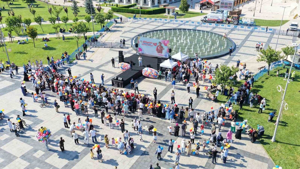 Sancaktepe'de Metehan bebek için gökyüzüne balonlar bırakıld