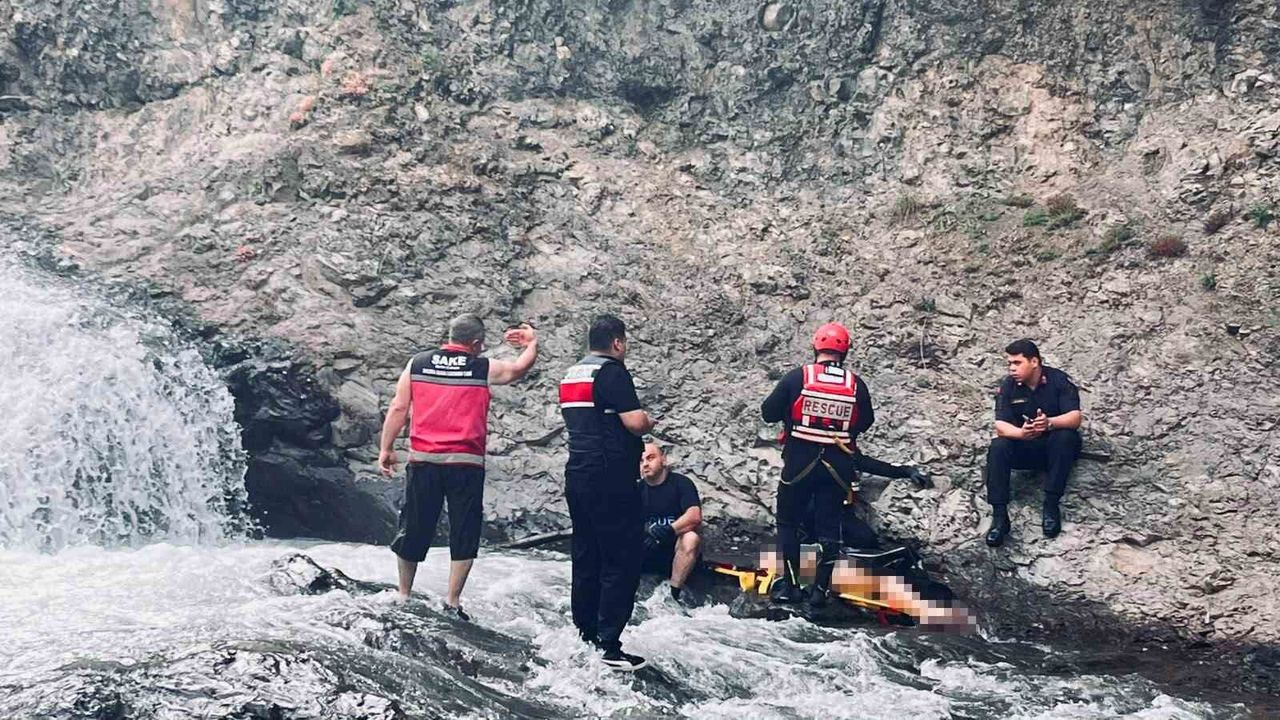 Serinlemek için girdiği derede akıntıya kapılan gencin cansı