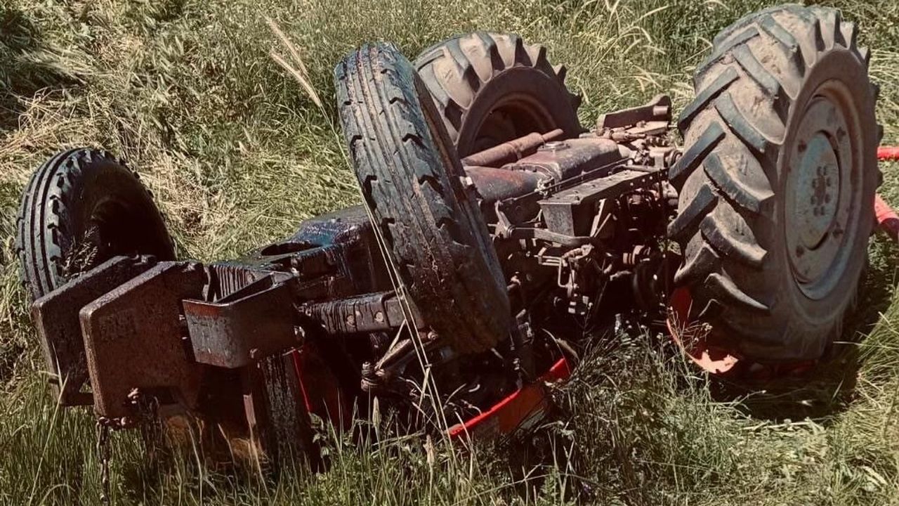 Sivas'ta kontrolden çıkan traktör devrildi: 1 ağır