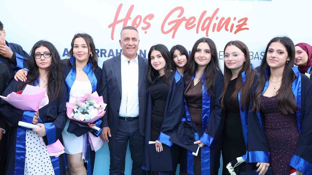 Sultangazi'de lise öğrencilerinin mezuniyeti coşkuyla kutlan