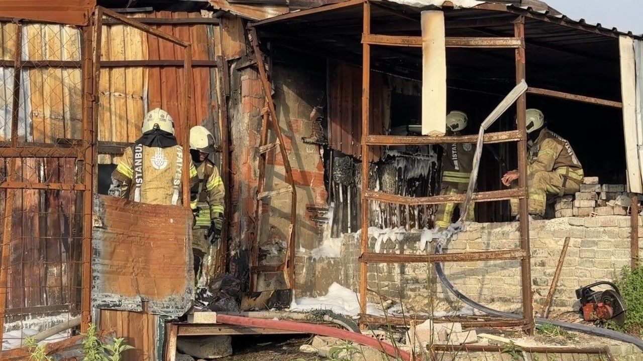 Sultangazi'de plastik eşya deposu alevlere teslim oldu