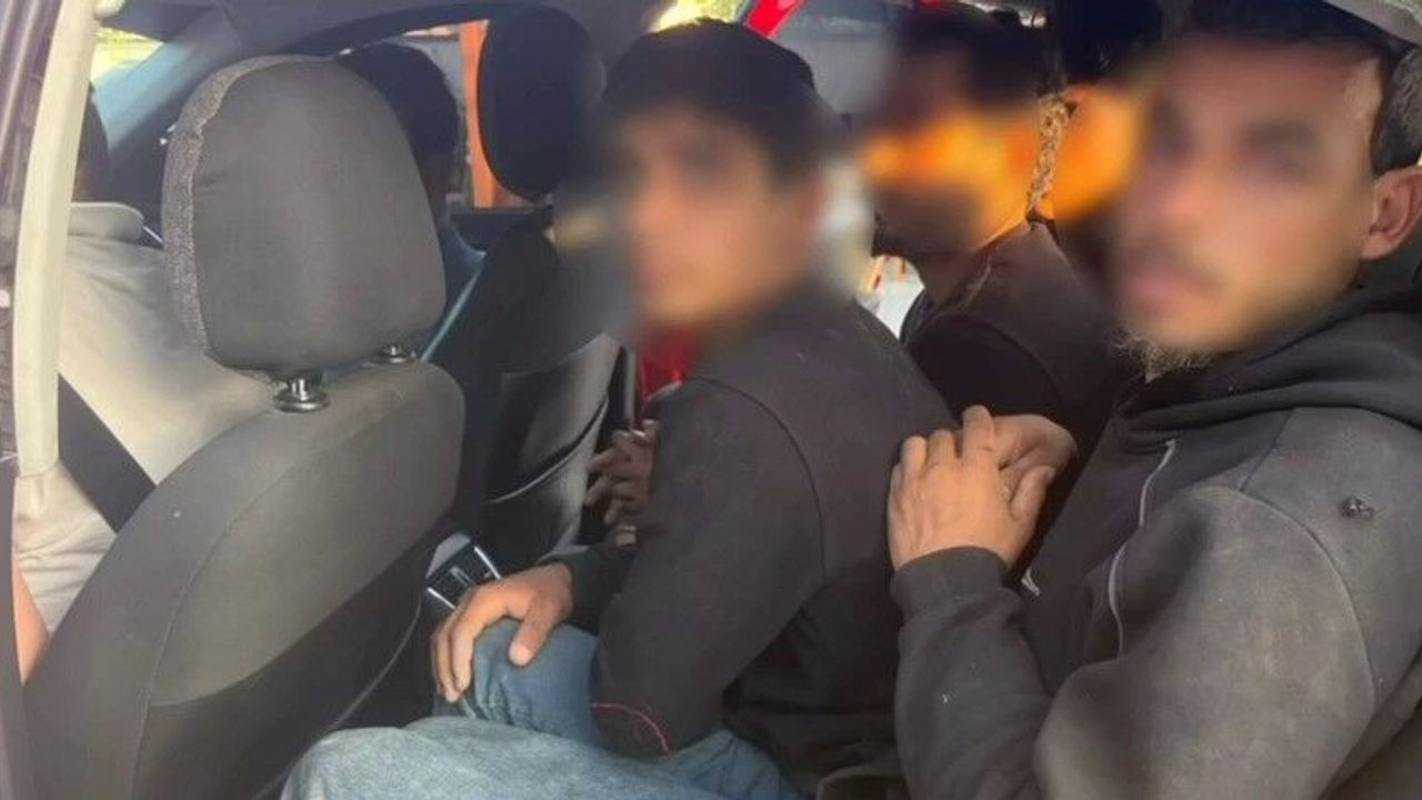 Taksiyle göçmen kaçıran insan tacirleri polisten kaçamadılar