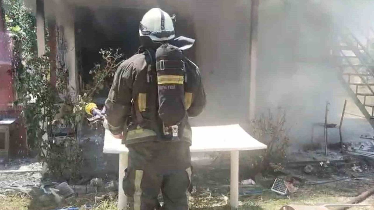Tarladaki evde çıkan yangın itfaiye ekiplerince söndürüldü