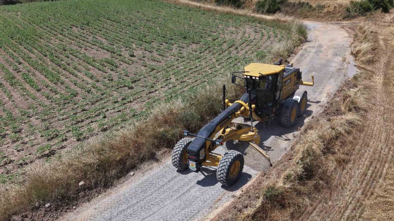 Tarsus Belediyesinden hasat öncesi kırsal yollara bakım