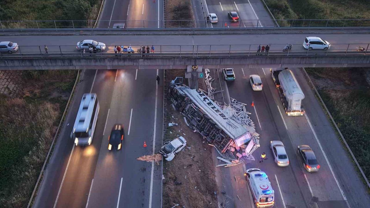 TEM'de halı yüklü tır ile otomobil çarpıştı: 6 yaralı