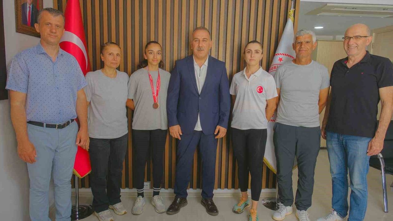 Türkiye üçüncüsü bisikletçi Hena Aydın'a döndü