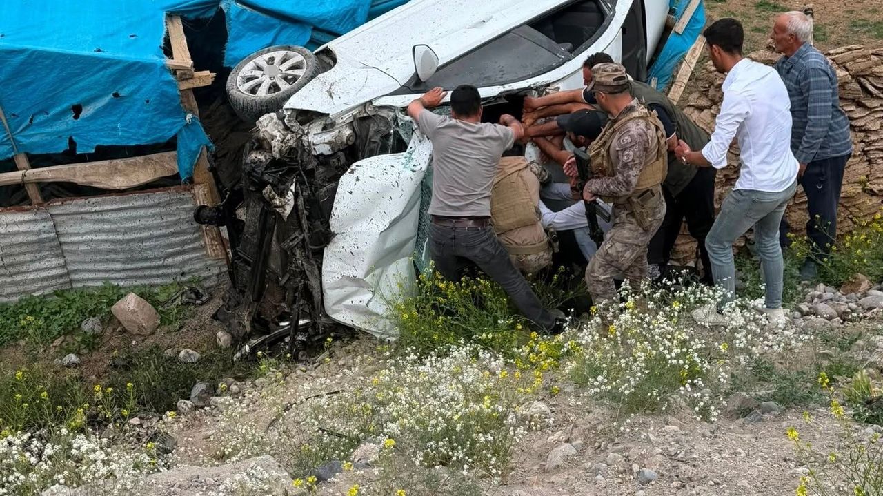 Tuzluca-Iğdır karayolunda otomobil şarampole devrildi: 2 yar