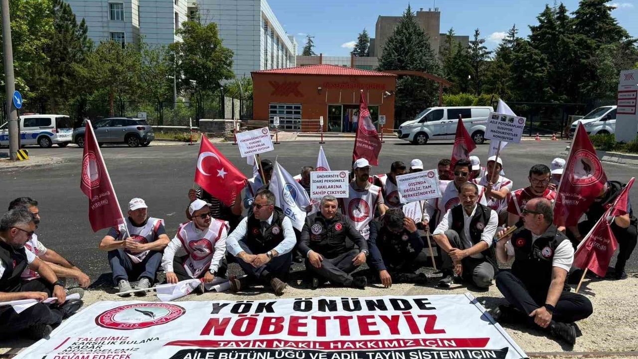Üniversite idari personelinden YÖK önünde tayin-nakil çağrıs