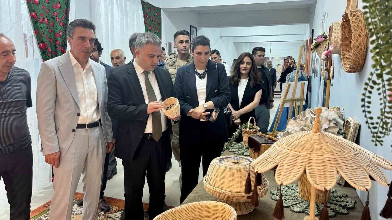 Üzümlü'de Halk Eğitim kursiyerlerinin el emeği ese