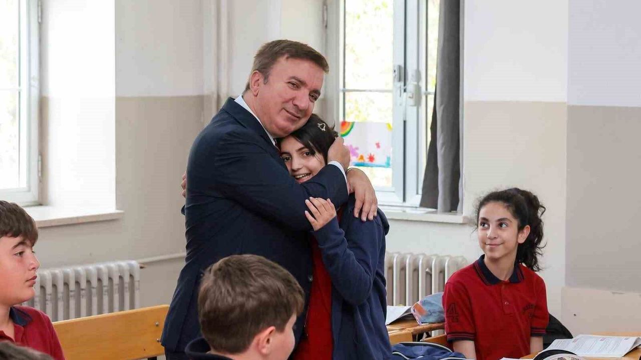 Vali Aydoğdu kendisini okula davet eden öğrencinin sınıfına 