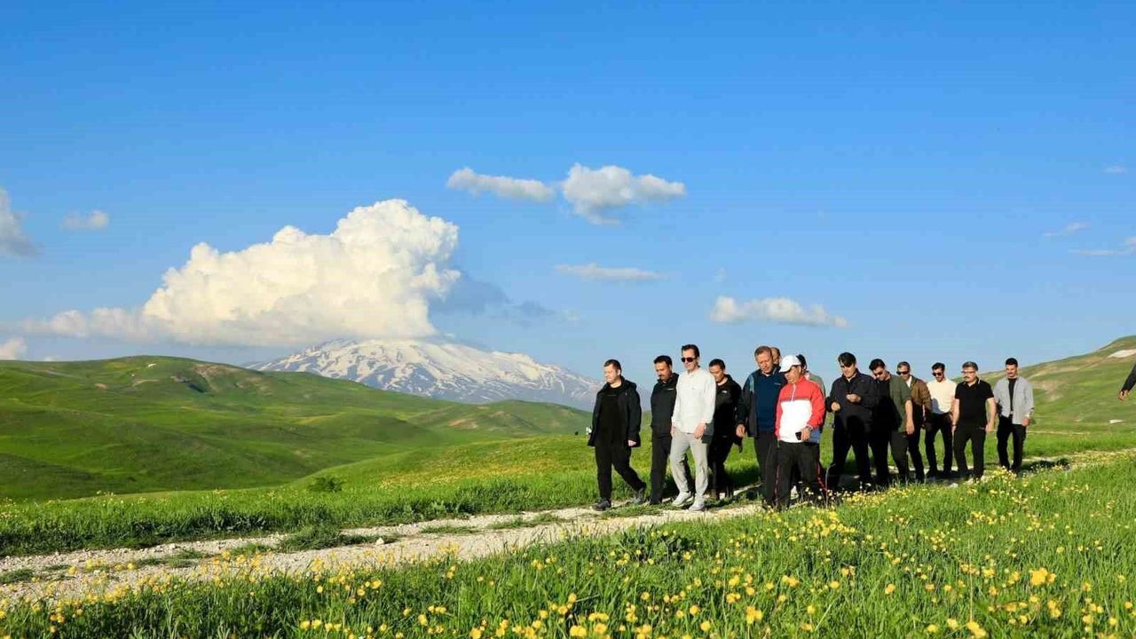 Vali Karakaya, Sütey Yaylası'nda doğa yürüyüşü yaptı