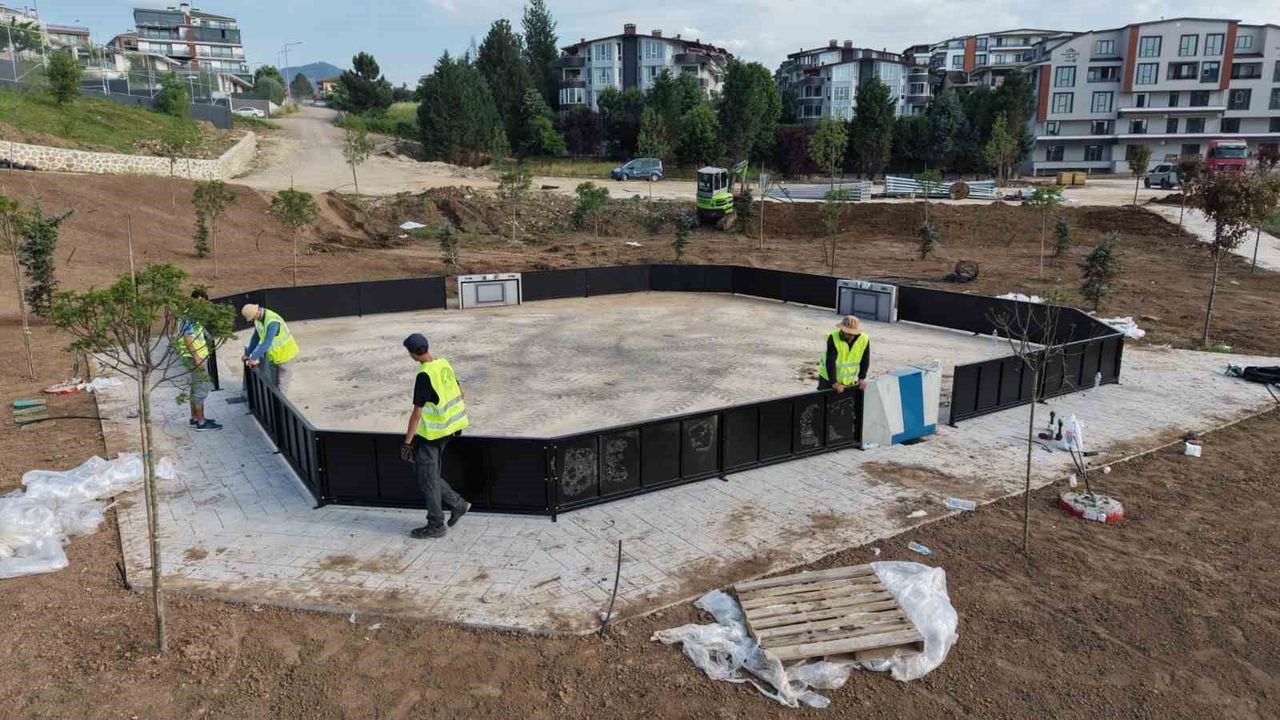 Yeşilyurt Millet Bahçesi'nde çocuk oyun alanlarının kurulumu