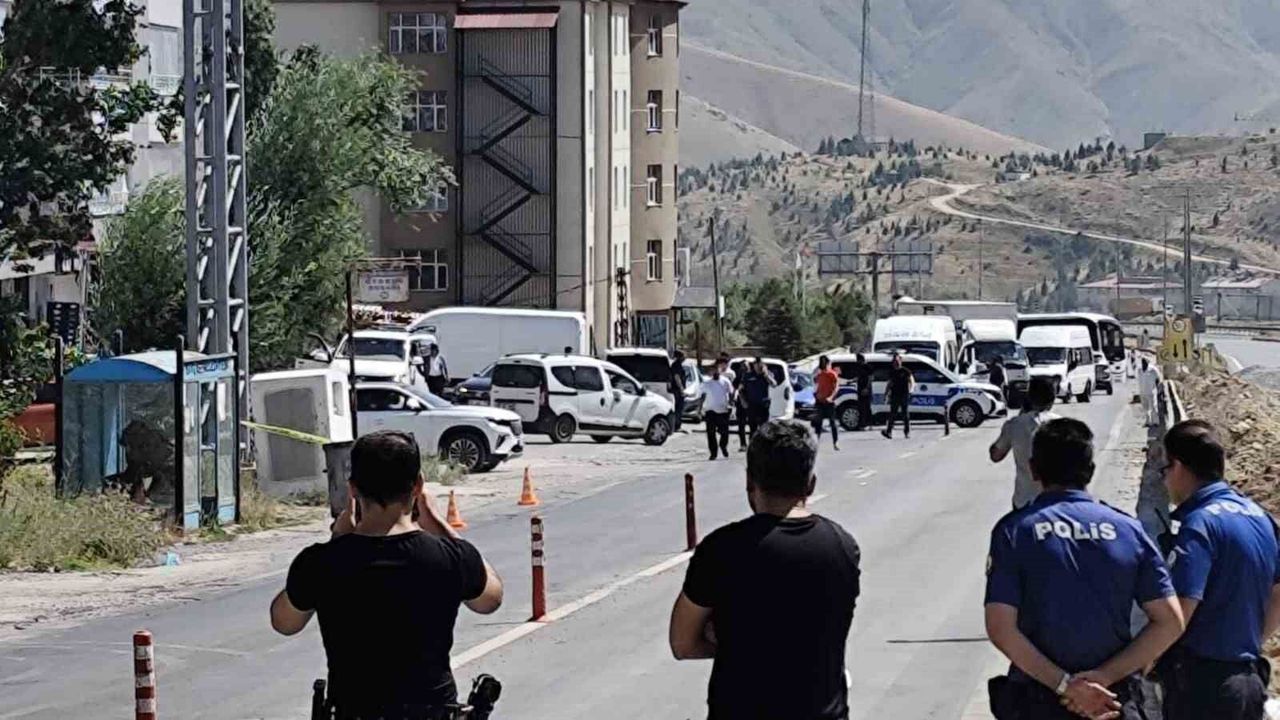 Bitlis'te otobüs durağında şüpheli paket alarmı