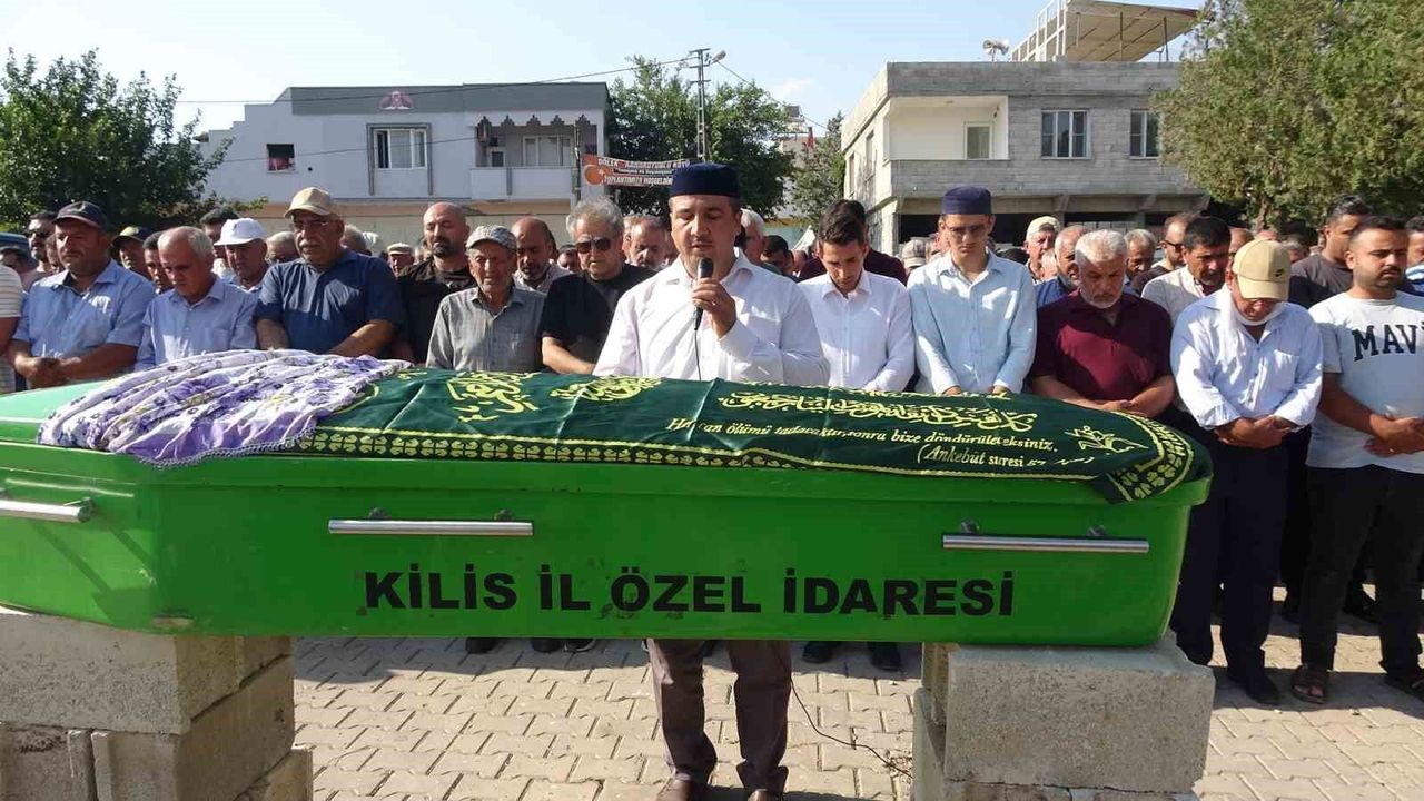 Kilis'te eşi tarafından silahla vurularak öldürülen kadın son yolculuğuna uğurlandı