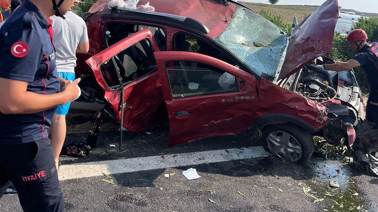 TAG Otoyolu'nda otomobil bariyerlere çarptı: 1'i çocuk 5 yaralı