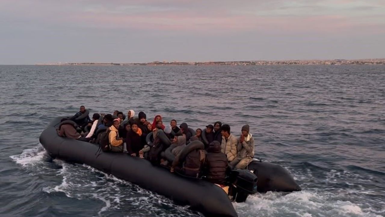 Didim'de lastik botta 60 göçmen yakalandı