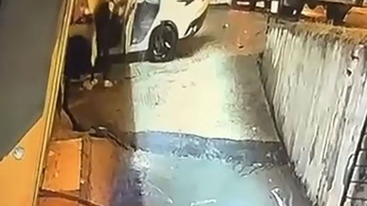 Beylikdüzü’nde feci kaza: Alev alan araçta mahsur kalan sürücüyü vatandaş kurtardı, o anlar kamerada