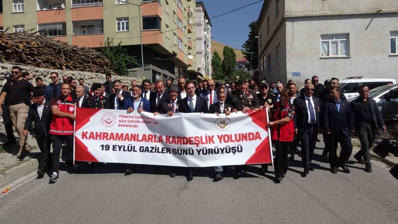 Bitlis'te 19 Eylül Gaziler Günü dolayısıyla yürüyüş yapıldı
