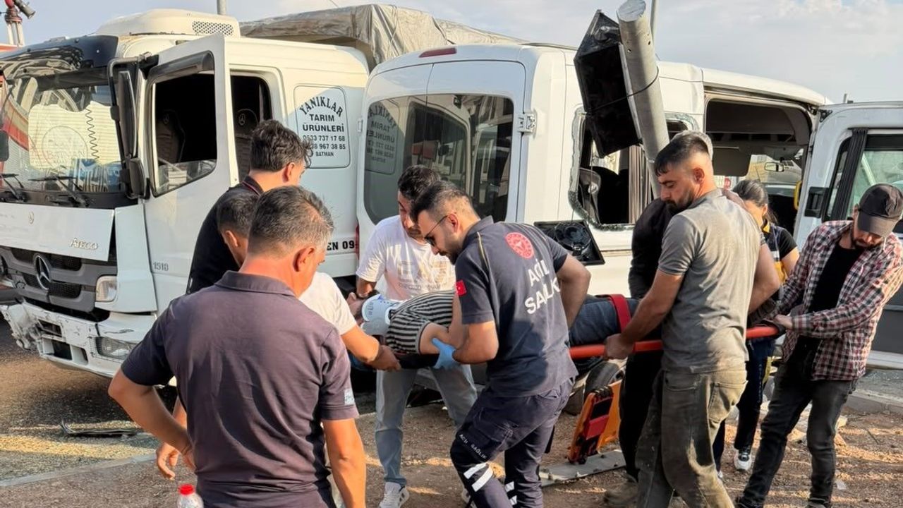 Batman'da tır ile minibüs çarpıştı: 6 yaralı