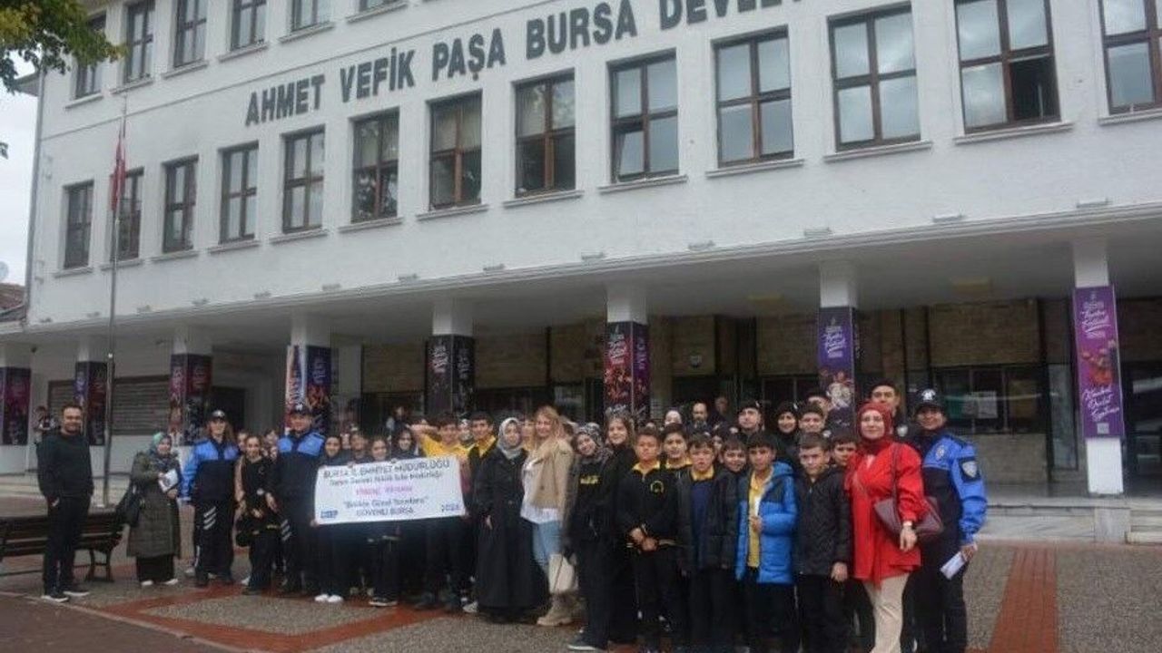 Bursa'da polisten öğrencilere tiyatro sürprizi