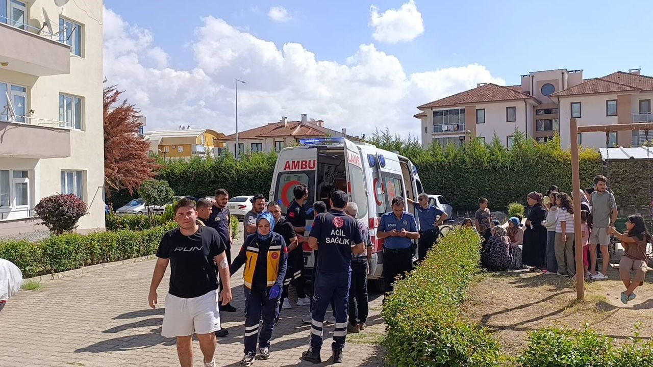 İnegöl'de Mutfaktan Yükselen Yangın 4 Kişiyi Dumandan Etkiledi