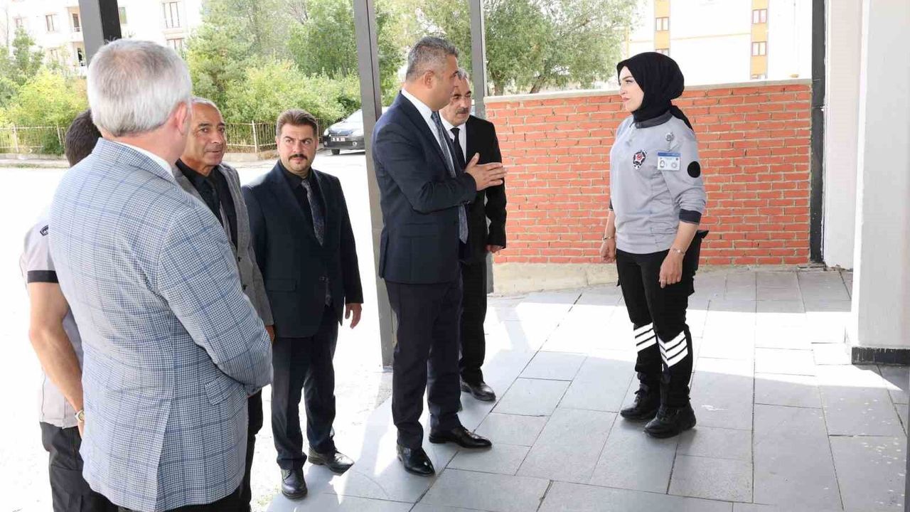 Okul bahçe görevlileri görev başında