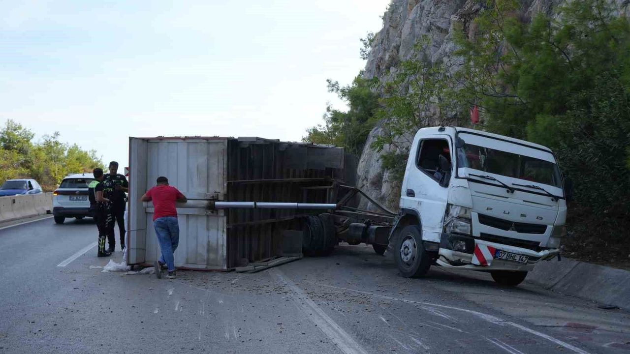Pelet yüklü kamyon bariyerlere çarptı, kasası devrildi: 1 yaralı