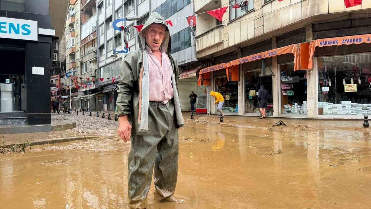 Rize’de Pazar ilçesinde sel suları çekiliyor, iş yerlerinde temizlik çalışmaları başladı