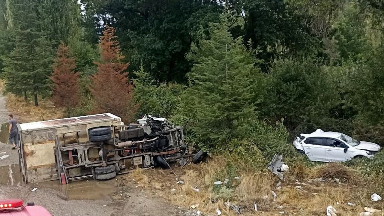 Banaz'da kamyonet çarpması: 3 kişi ağır yaralı