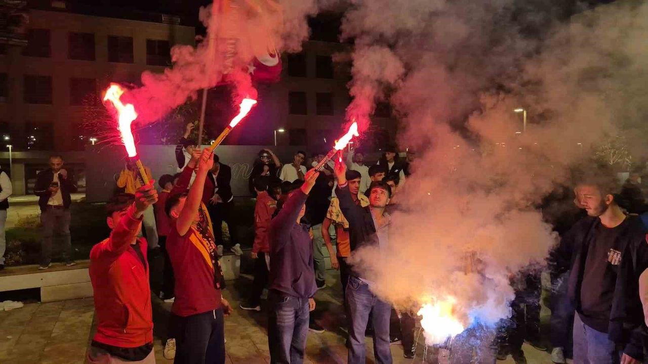 Adıyaman'da Galatasaray taraftarları derbi galibiyetini kutladı