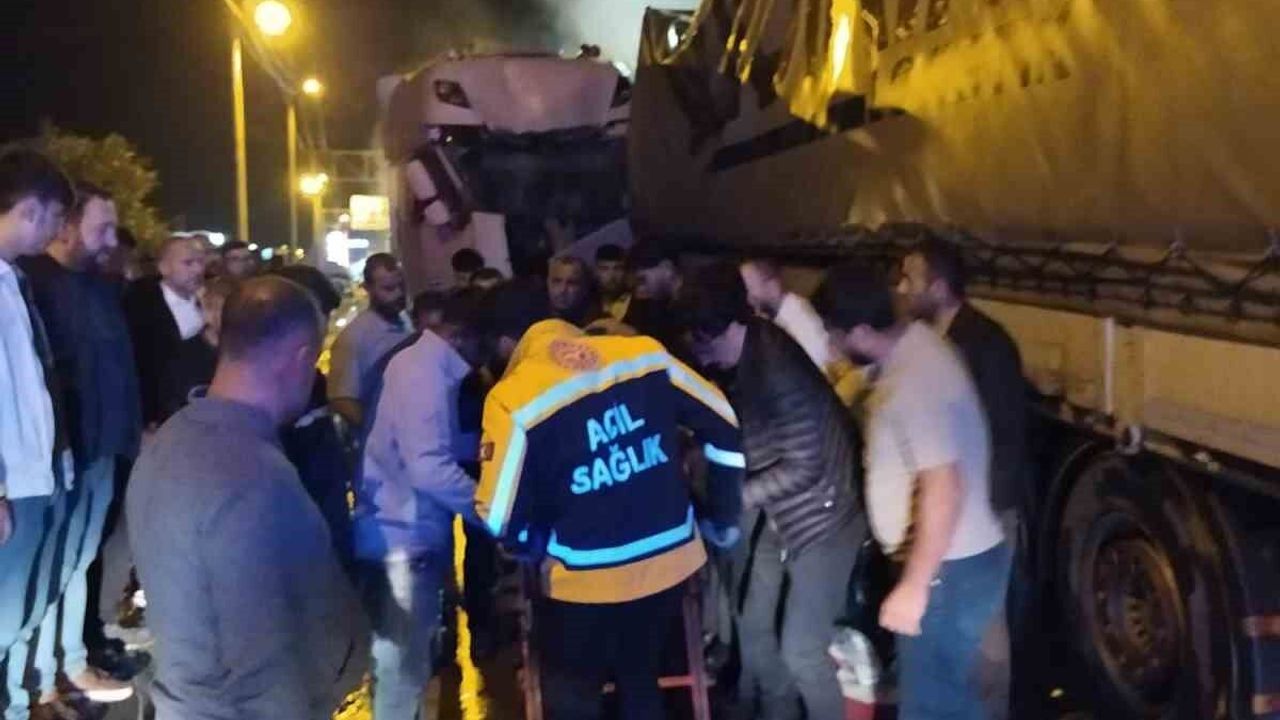 Bitlis'te iki tır kafa kafaya çarpıştı: 2 yaralı