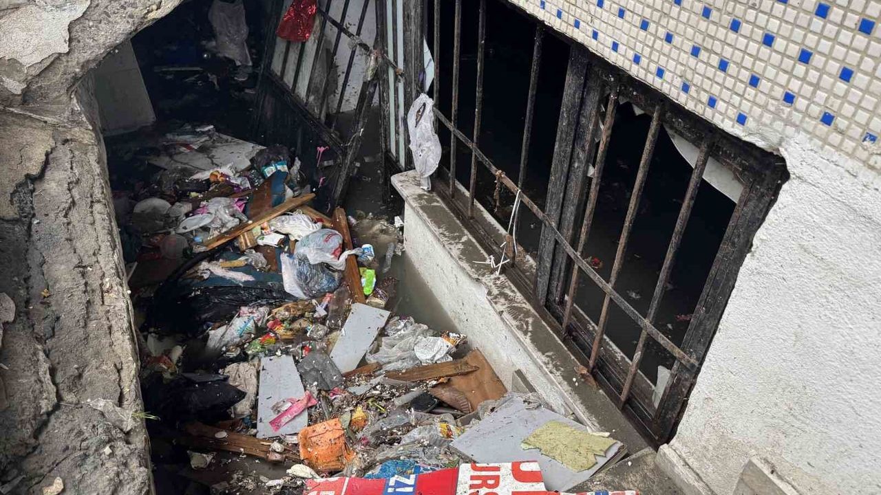 Küçükçekmece'de dere yatağındaki evin bodrum katını su bastı