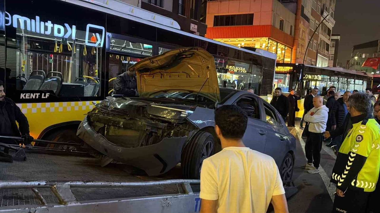 Küçükçekmece'de otomobil minibüse çarptı: 2 yaralı
