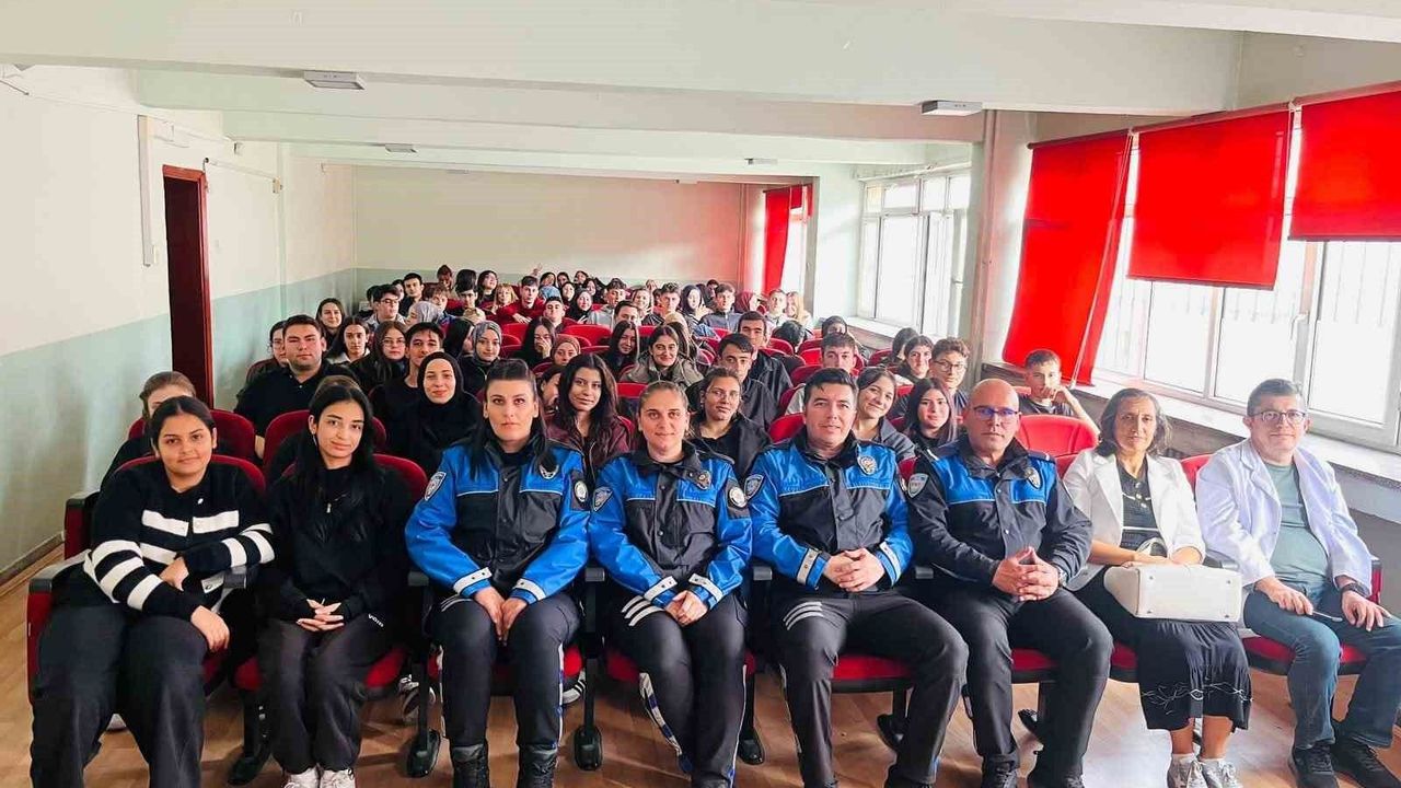 Polisten öğrencilere yönelik güvenlik ve bilinçlendirme eğitimi