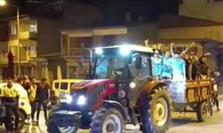 Adilcevaz’da vatandaşlar Cumhurbaşkanı Erdoğan’ın seçim zaferini traktörle kutladı