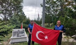 Günyüzü’nde şehit mezarlarının Türk bayrakları zabıtalara emanet