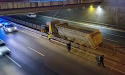 Lastiği patlayan kamyon, tünel girişinde refüje çıktı