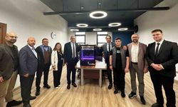 ROBOSB Teknoloji Takımı ürettiği 3D yazıcıyı Başkan Küpeli ve ekibine sundu