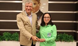 Narlıdere'de ayın personeli hediyesini aldı