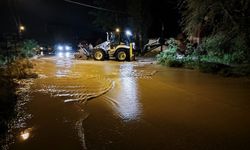 Amasya’da sağanak nedeniyle gölet taştı, sokaklar dereye döndü