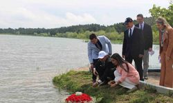 Depremzedeler anısına Pelitözü Göledine çelenk bırakıldı