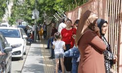 Diyarbakır’da öğrenciler içeride aileler dışarıda ter döktü