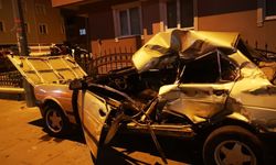 Erzurum’da direksiyon hakimiyetini kaybeden sürücü duvara çarparak durabildi: 1 ölü, 1 yaralı