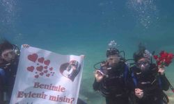 Fethiye’de deniz altında afişli evlilik teklifi