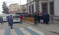 Husumetli iki aile caddede karşılaşınca birbirine girdi