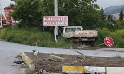 Kamyonet ile otomobilin çarpıştığı kazada 1 kişi öldü, 4 kişi yaralandı