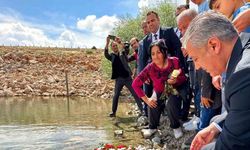 Karaman’da hayatını kaybeden depremzedeler anısına Fisandun Barajına çelenk bırakıldı