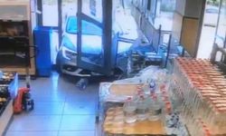 Otomobil markete daldı, o anlar saniye saniye güvenlik kamerasına yansıdı