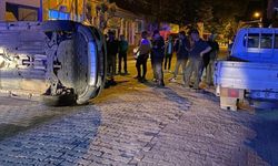 Park halindeki kamyonete çarpan otomobilde 2 kişi yaralandı