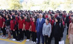 Gebze'de Başkan Büyükgöz öğrencilerle bayrak töreninde